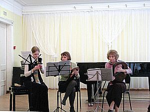 Мария Кренёва (флейта), Ольга Николаева (лира), Анна Дарий (лира)