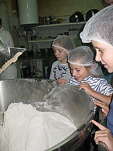 А это начинается замес хлеба. В огромный чан засыпаются все ингредиенты...
