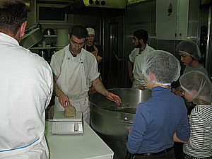 Через полчаса из теста формуются колобочки строго заданного веса и раскладываются по формам.