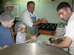 Отмеряет нужный вес человек, который делает это каждый день. Из одного чана получилось примерно 110 хлебов.