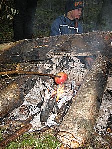 Пекли всё, что было с собой и что было найдено по дороге :-)