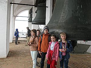 Колокола имеют свои имена. Дети стоят возле Полиелейного, названного так за мягкость звука. Вес его 1000 пудов. Невдалеке позади - Лебедь, 500 пудов.