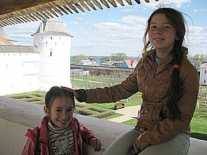 Здесь хорошо виден монастырский сад, пока не покрытый листвой, а вдали - Неро.