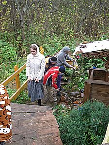 Источник с очень железной водой, всё вокруг в налёте ржавчины. Купаться было страшно.