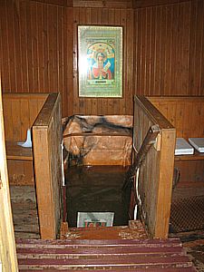 В купальне есть икона. Здесь она выглядит как обычная икона на стене,