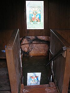 но на самом деле это витраж. И он отражается в воде купальни.
